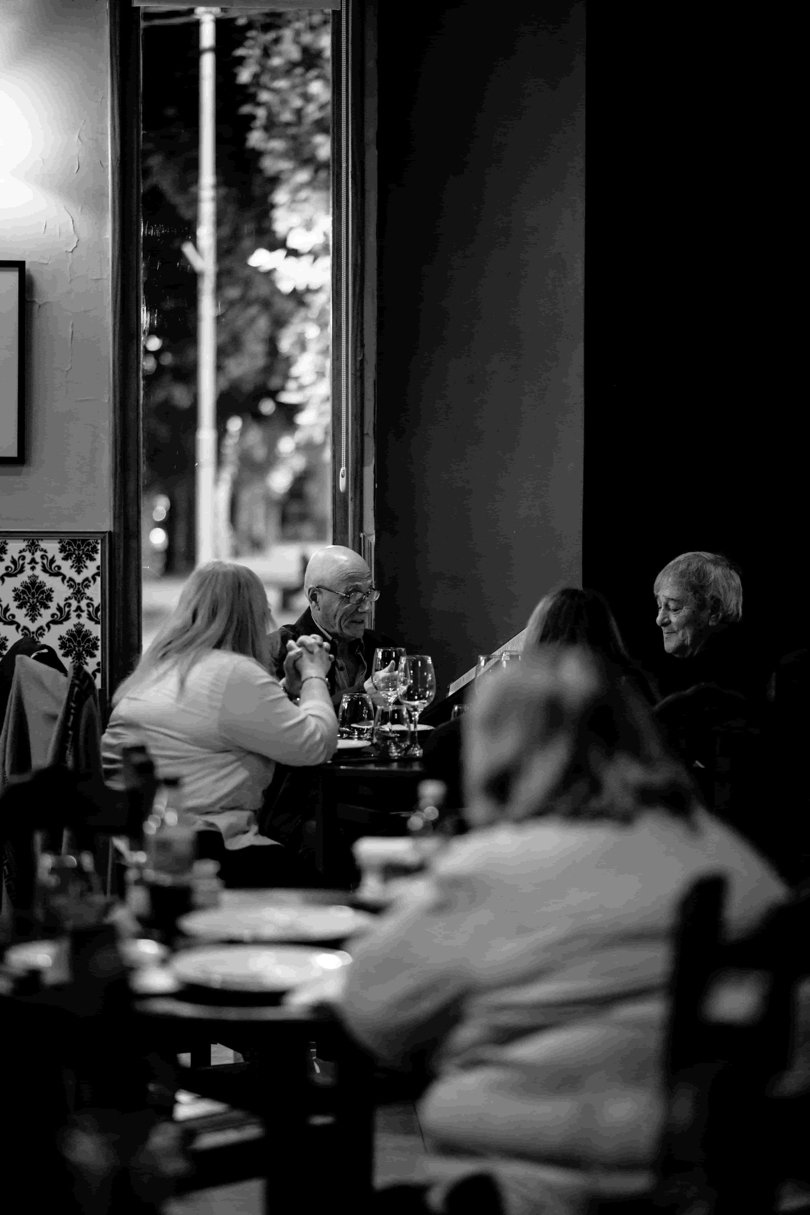 Clientes compartiendo una comida en La Familia